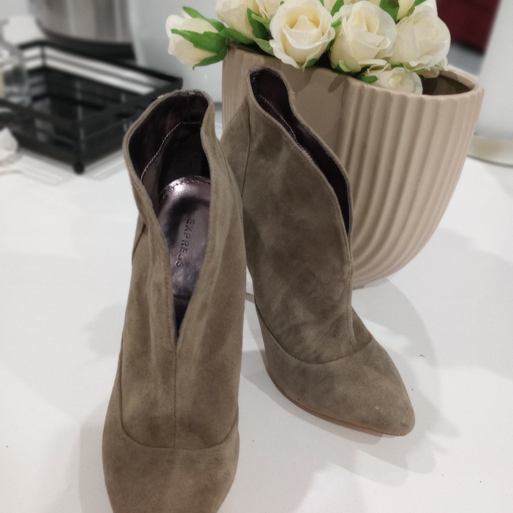 Boots - Picture 3 of 3